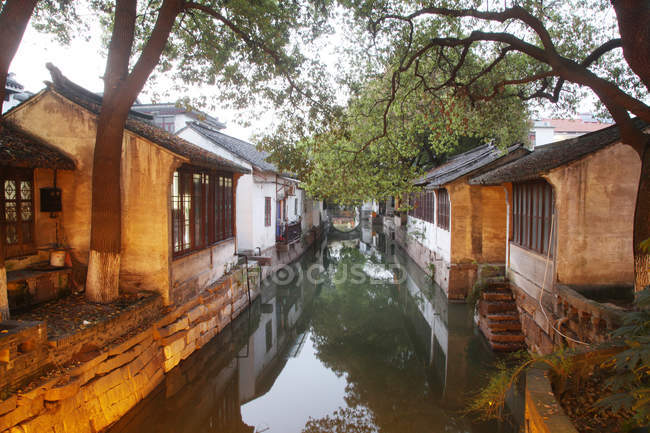 Традиционная китайская архитектура в Куньшане, Цзянсу, Китай — стоковое фото