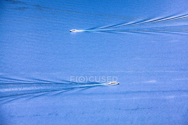 Vista aérea de barcos blancos en el lago Kanas, Xinjiang, China - foto de stock