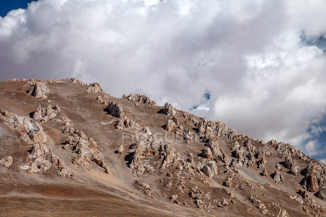 Bella montagna rocciosa e cielo nuvoloso, riserva naturale di Hoh Xil, Qinghai — Foto stock