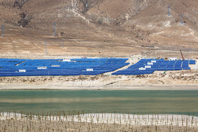 Vista de ángulo alto de los paneles solares modernos en las montañas, el Tíbet - foto de stock
