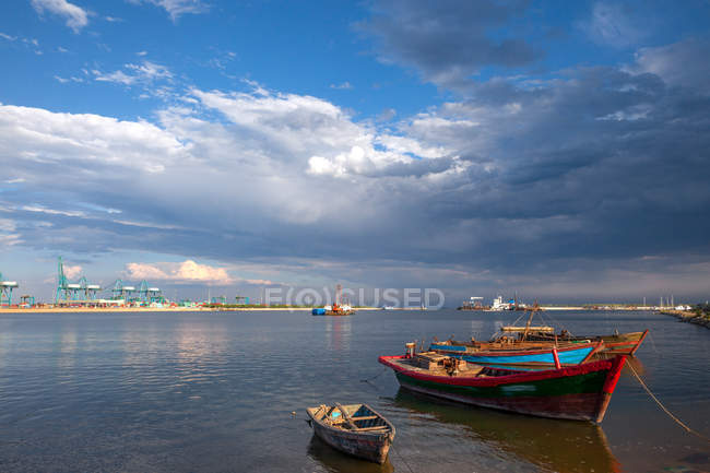 Barcos amarrados en aguas tranquilas en Beidaihe, Hebei, China - foto de stock