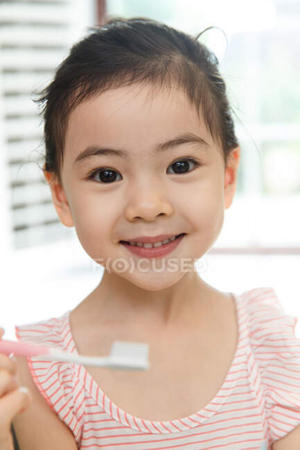 Маленька дівчинка чистить зуби — стокове фото