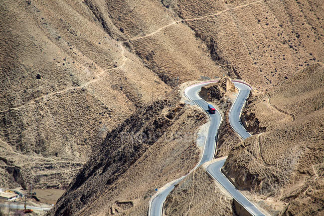 Vue aérienne de l'autoroute sinueuse Sichuan-Tibet avec circulation en montagne — Photo de stock