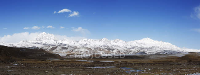 Bela montanha coberta de neve Yala de campos Tagong, província de Sichuan, China — Fotografia de Stock