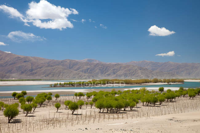 Wunderschöne Landschaft mit tibetischer Hochebene ad yarlung tsangpo Fluss — Stockfoto