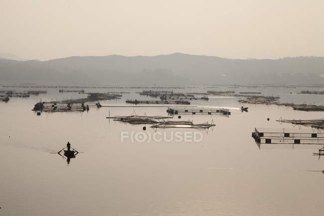 Vista de alto ângulo de barcos de pesca e redes em Qianxi, Hebei, China — Fotografia de Stock
