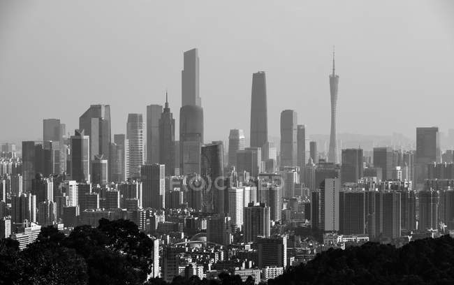 Imagen en blanco y negro de la arquitectura moderna en Guangzhou, Guangdong, China - foto de stock