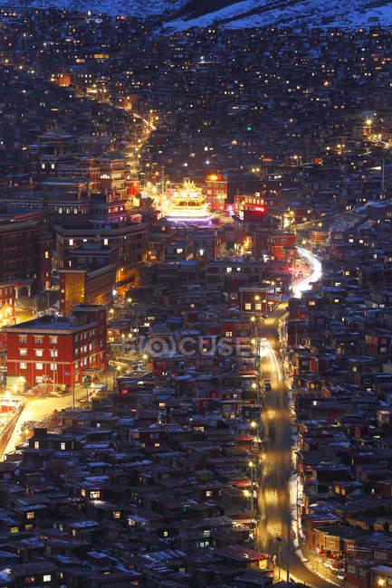 Vista aerea del Wuming Buddhist College di notte della contea di Seda, provincia del Sichuan, Cina — Foto stock
