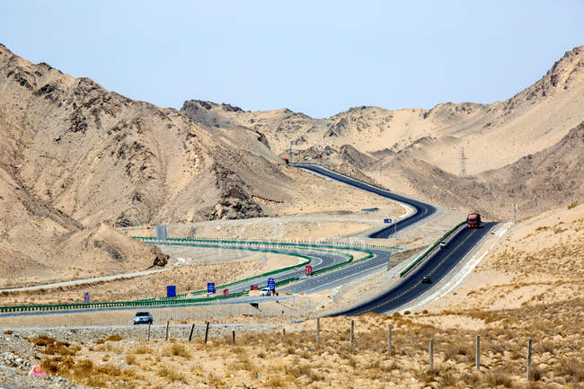 Verkehr auf der Autobahn Qinghai-Tibet und in den Bergen tagsüber — Stockfoto