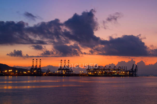 Equipo industrial en puerto al atardecer, Shenzhen, China - foto de stock