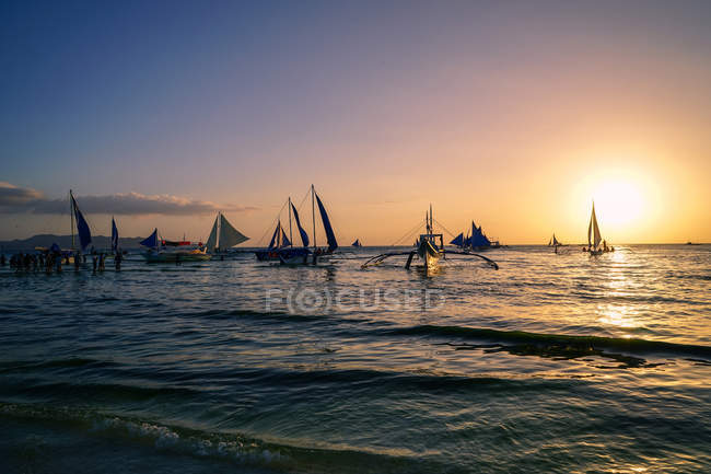 Силуети човнів, що плавають у морі після заходу сонця (Кох Самуї, Таїланд). — стокове фото