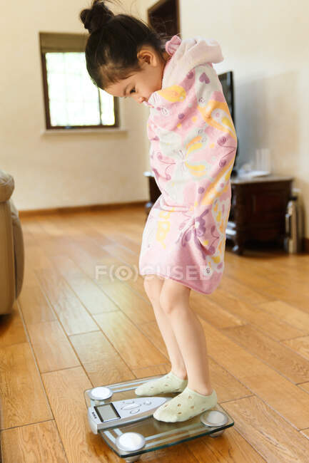 Маленькая девочка на весах — стоковое фото