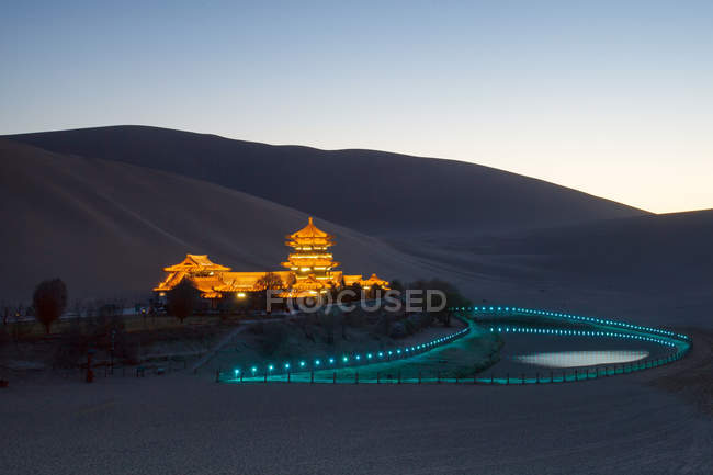 Hermosa arquitectura antigua en el desierto de Dunhuang, Gansu - foto de stock