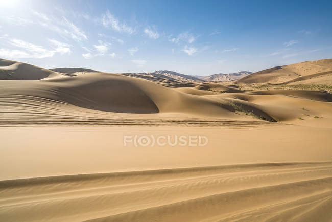 Beau désert de Gobi avec des dunes de sable par temps ensoleillé, Mongolie intérieure, Chine — Photo de stock
