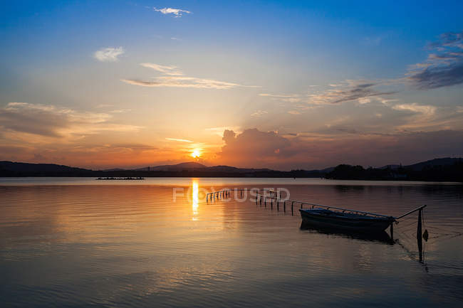 Hermoso paisaje del lago Lihu en la ciudad de Wuxi, provincia de Jiangsu, China - foto de stock