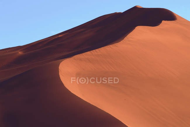Increíble paisaje con dunas de arena y cielo azul en Xinjiang, China - foto de stock
