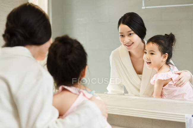 Mutter und Tochter im Badezimmer — Stockfoto