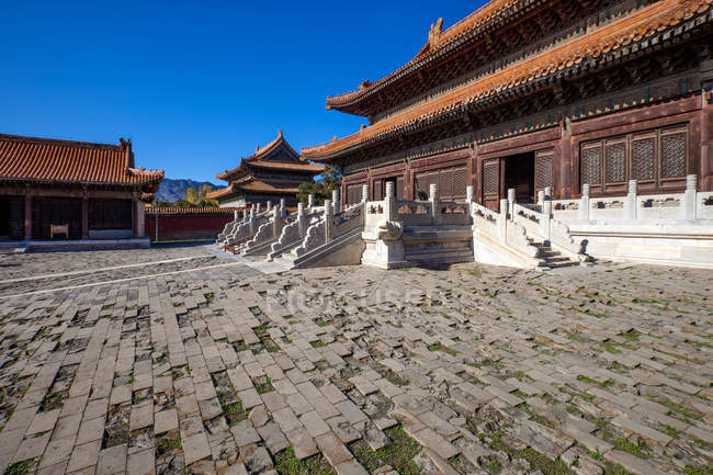 Antigua arquitectura china en tumbas Qing orientales, Zunhua, Hebei, China - foto de stock