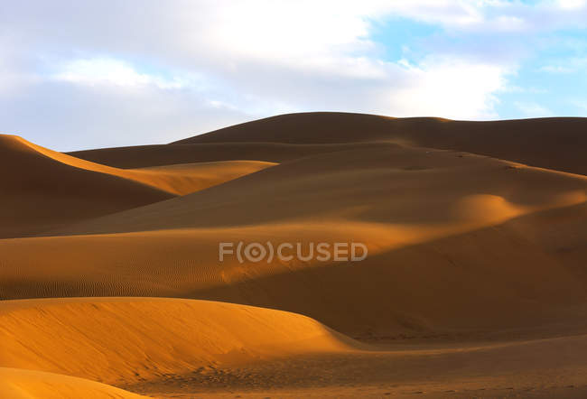 Удивительный пейзаж с песчаными дюнами в пустыне, Синьцзян, Китай — стоковое фото
