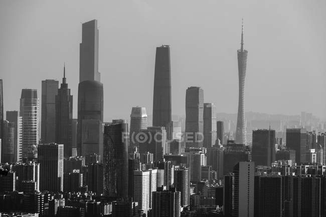 Чорно-біле зображення сучасної архітектури в Гуанчжоу, Китай — стокове фото