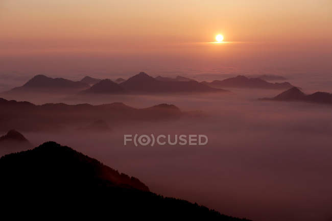 Hermoso paisaje de montaña en la provincia de Henan, China - foto de stock
