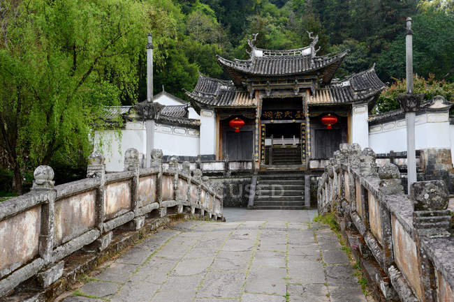 Empty bridge and traditional chinese architecture at Yunnan, China — Stock Photo