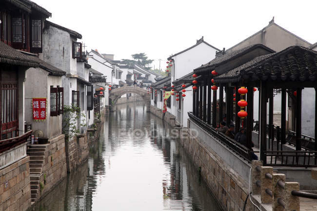 Красивый Большой канал и китайская архитектура в Сучжоу, провинция Цзянсу, Китай — стоковое фото