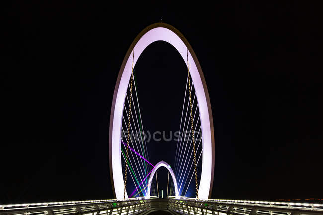 Vue à angle bas du pont illuminé la nuit, Nankin, Jiangsu, Chine — Photo de stock