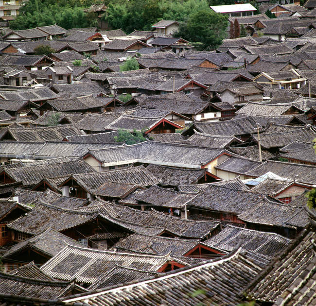 Vue aérienne des toits à Lijiang, Yunnan, Chine — Photo de stock