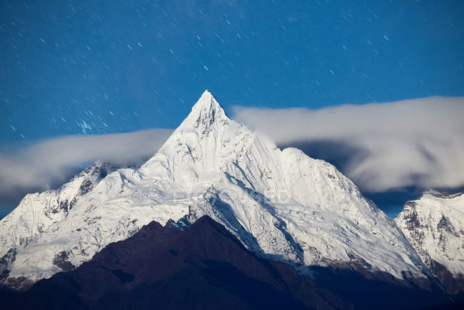 Hermoso paisaje de montaña con montañas cubiertas de nieve en la mañana - foto de stock