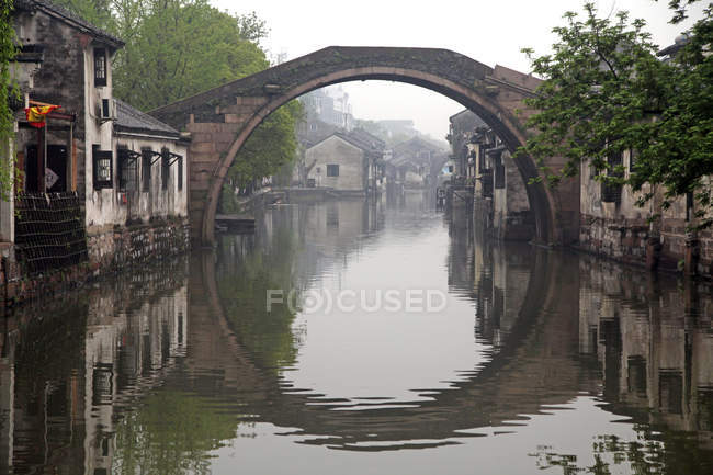 Красивый канал и китайская архитектура в Хучжоу, Чжэцзян, Китай — стоковое фото