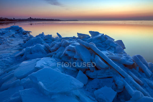 Frozen coast and calm water during sunrise, Beidaihe, Hebei, China — Stock Photo