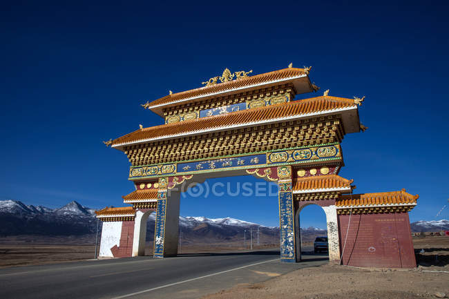 Vista ad angolo basso di architettura antica del cancello di Torii, Litang, Sichuan, Cina — Foto stock