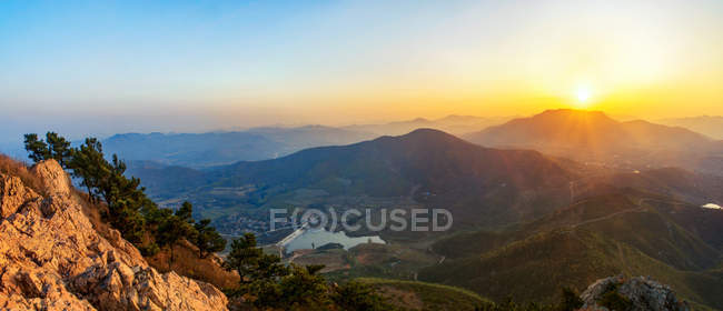 Красивий краєвид з горами на світанку, Річжао, Шаньдун, Китай — стокове фото