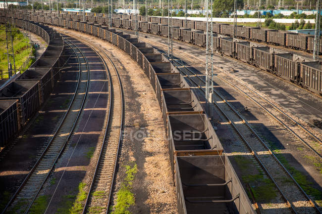 Vue en angle élevé du chemin de fer Daqin à une journée ensoleillée — Photo de stock