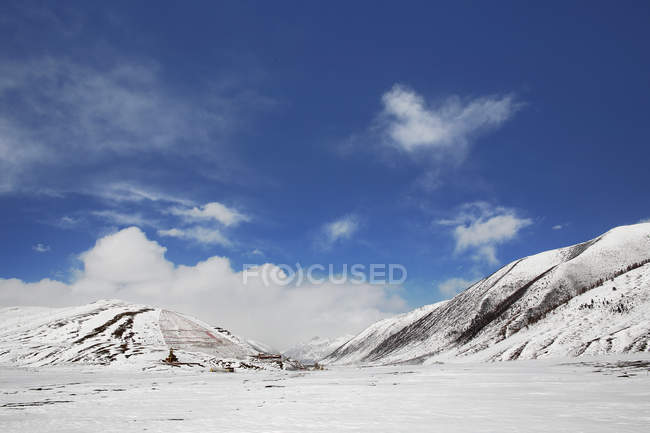Hermosa montaña cubierta de nieve de Yala de pastizales de Tagong, provincia de Sichuan, China - foto de stock