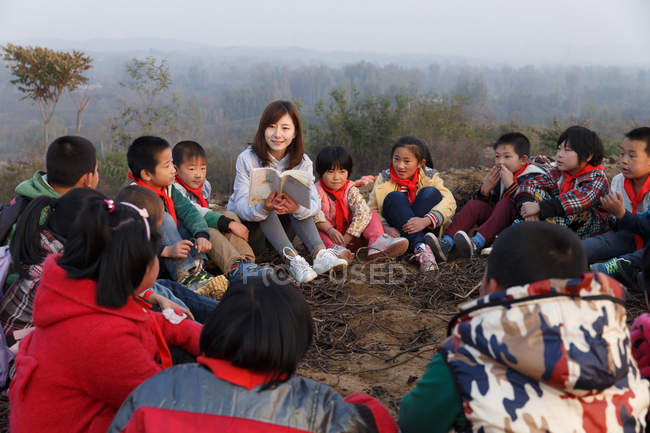Сельский учитель китайского языка и учащиеся в области обучения на открытом воздухе — стоковое фото