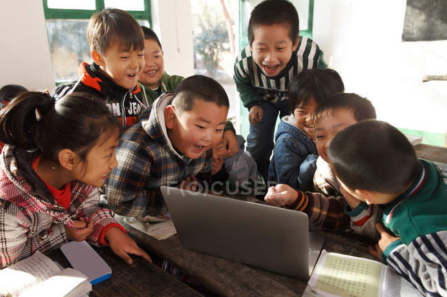 Étudiants des écoles primaires rurales chinoises utilisant un ordinateur portable en classe — Photo de stock