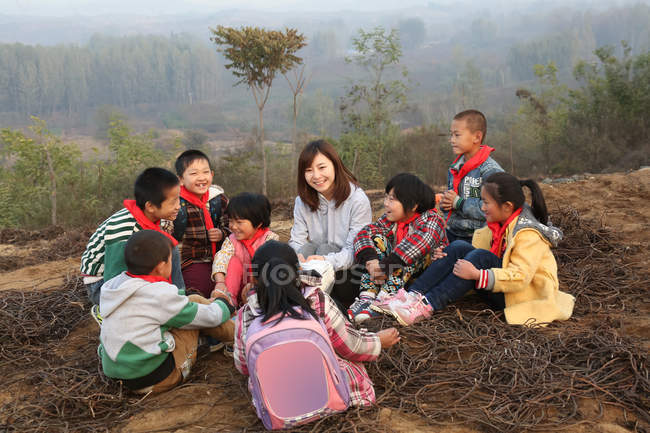 Lehrer aus dem ländlichen Raum liest Schülern im Freien Buch vor — Stockfoto