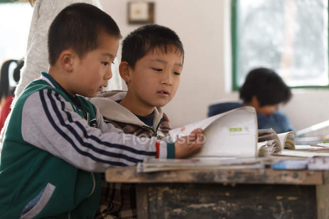 Recorte de profesoras rurales y alumnas chinas en el aula - foto de stock