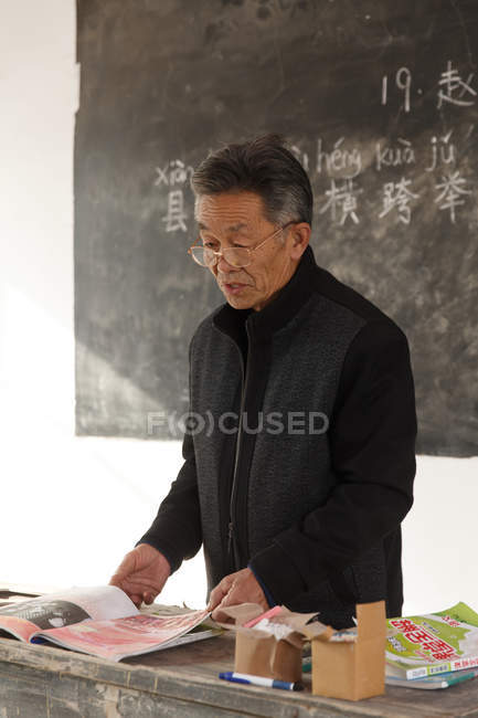 Maschio cinese scuola elementare rurale insegnante in classe — Foto stock