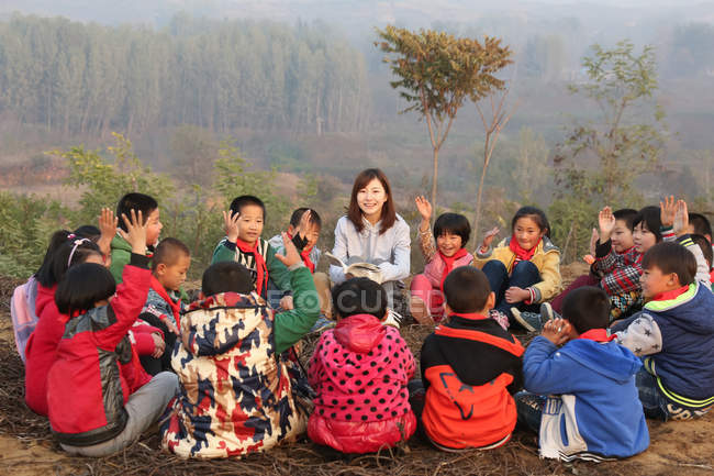 Rural teacher and pupils in outdoor learning — Stock Photo
