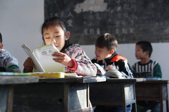 Primary school students studying in rural primary school — Stock Photo