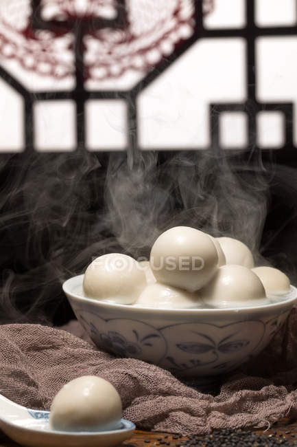 Bolas de arroz glutinoso chino tradicional con vapor, vista de cerca - foto de stock
