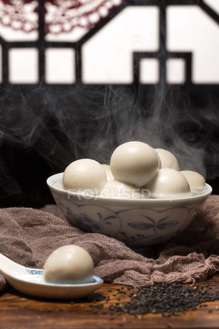Vista de perto da tigela com deliciosas bolas de arroz glutinoso e vapor — Fotografia de Stock