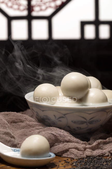 Vista de cerca del tazón con deliciosas bolas de arroz glutinoso y vapor - foto de stock