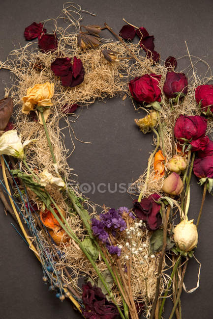 Vista dall'alto di bellissimi fiori vari disposti essiccati sulla superficie scura — Foto stock