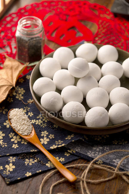 Vista close-up de sementes de gergelim e tigela com bolas de arroz glutinoso para Lanterna Festival — Fotografia de Stock