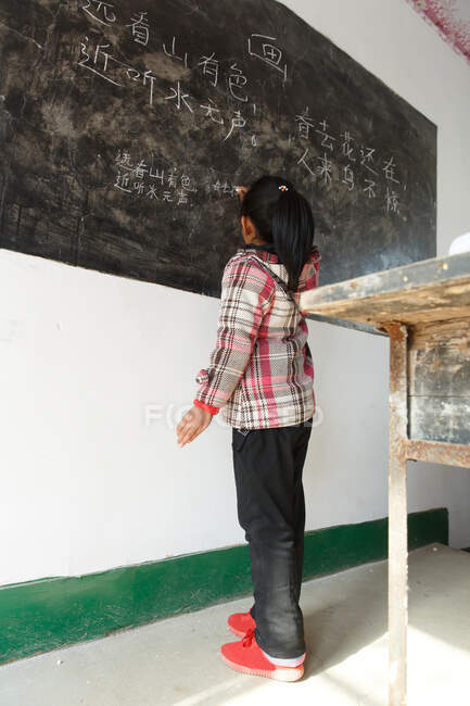 Дівчата початкової школи в сільській початковій школі — стокове фото