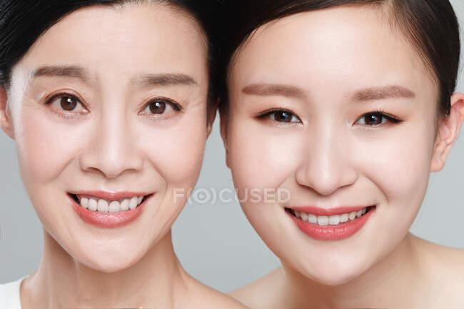 Beautiful and elegant mother and daughter — Stock Photo